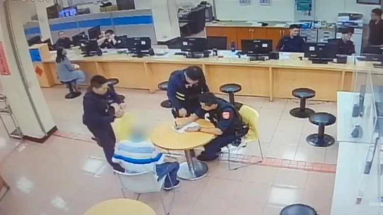 警方安排老翁到派出所休息。桃園警分局提供