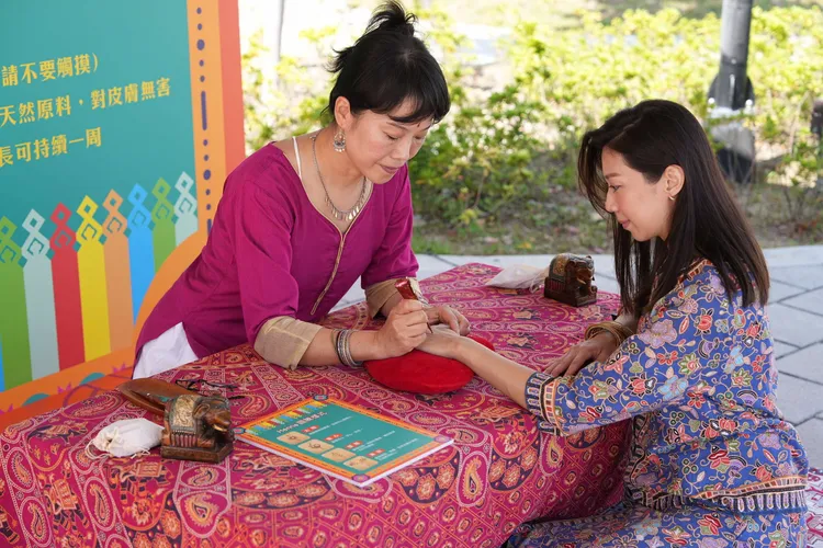現場更安排新加坡傳統服飾及印度Henna紋身彩繪，歡迎民眾體驗。