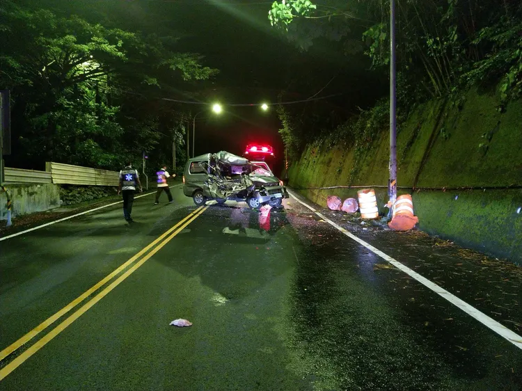 六龜區台27線3.1K上坡處時發生自撞車禍。讀者提供