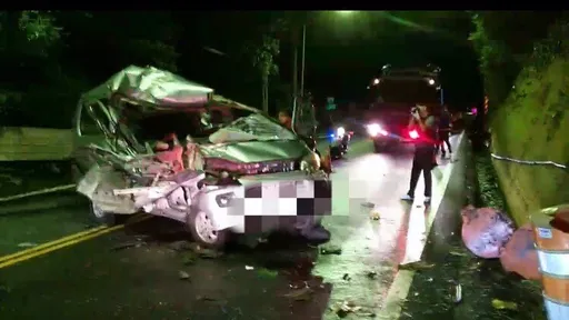 國慶連假首日!小貨車撞山壁1人拋飛 疑酒駕釀2死