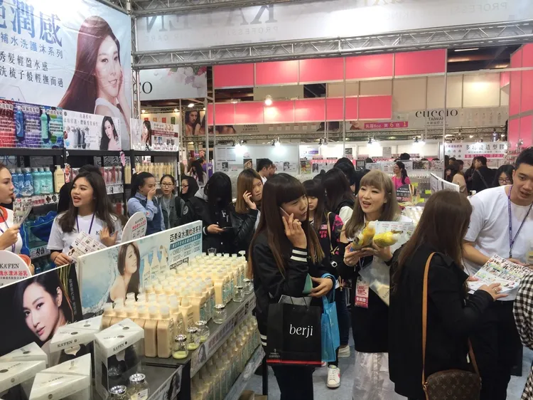 KIKI老師意識到網路直播商機，開始經營直播銷售模式，從台8女星白家琦、韓瑜、曾莞婷等，找來上千位藝人、網紅分享體驗文，由於產品品質有目共睹，在演藝圈、網紅圈紛紛掀起搶購熱潮，靠口碑行銷讓品牌知名度迅速暴增，創下1年5億元營業額佳績。