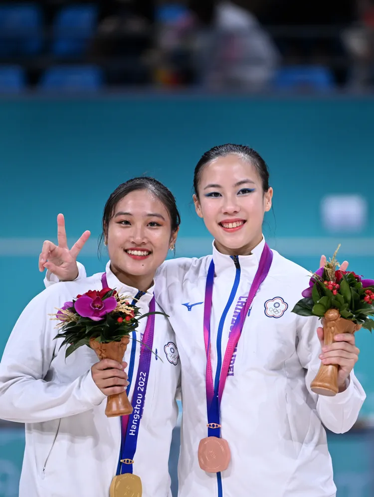 洪筱晴（左）與張緻如。新華社