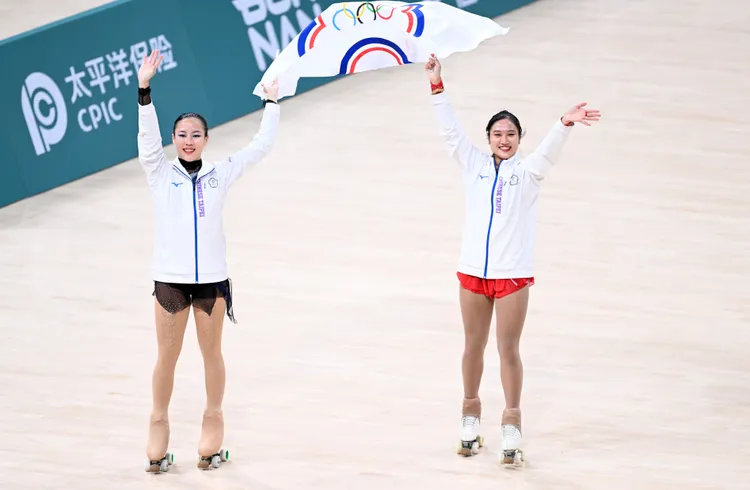 洪筱晴（右）與張緻如。新華社