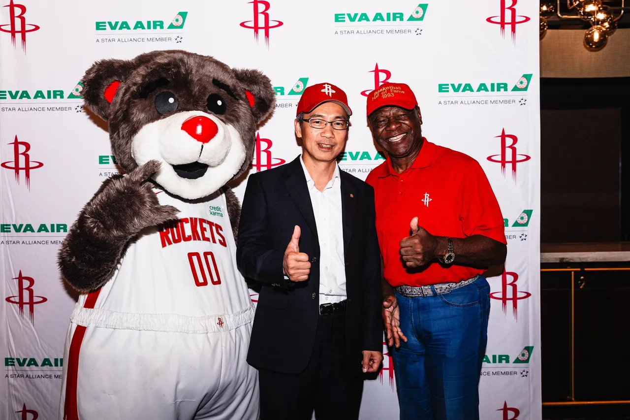 歡迎會上,前火箭隊球星Calvin Murphy(圖右)、火箭隊吉祥物-火箭熊(圖左)與長榮航空美洲總分公司副總經理蘇偉仁(圖中)。業者提供