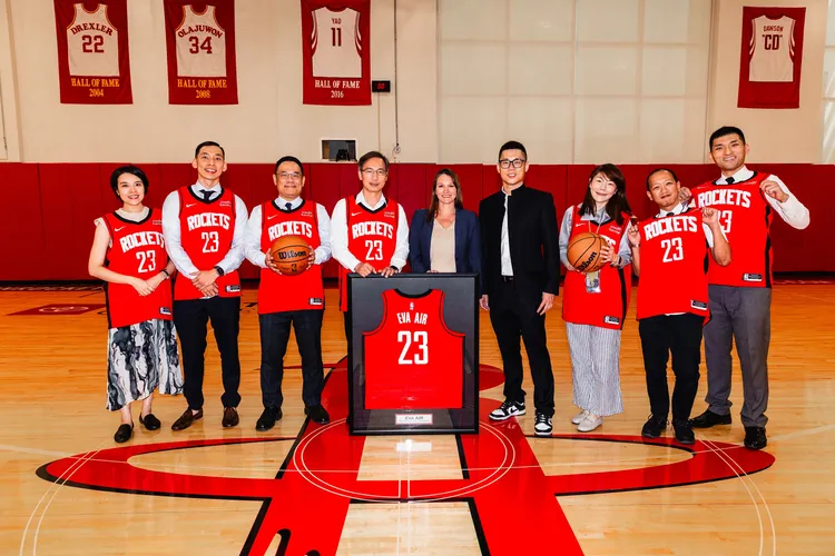 長榮航空023年下半年開始到2026年，與休士頓火箭隊成為官方合作夥伴。業者提供