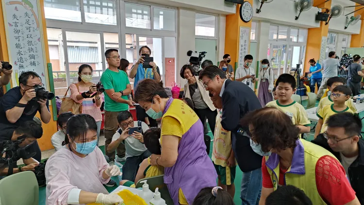 新北副市長劉和然到新莊區頭前國小關心學生接種情形。衛生局提供