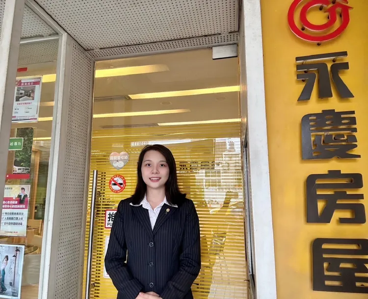 丁鳳莙入行前對完全不懂房地產，還好永慶房屋提供「一對一師徒制」幫助她快速上手，拿下新人組冠軍。永慶房產提供
