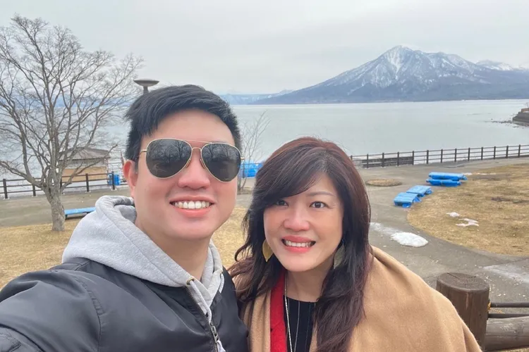 在永慶房屋擔任經紀人的徐翊庭(圖左)，今年初帶著家人到北海道賞雪，留下幸福合影。永慶房產提供