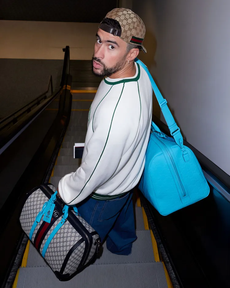 系列推出全新配搭螢光色皮革飾帶的旅行包，以及印有GG壓紋的螢光色系橡膠皮革包款。品牌提供