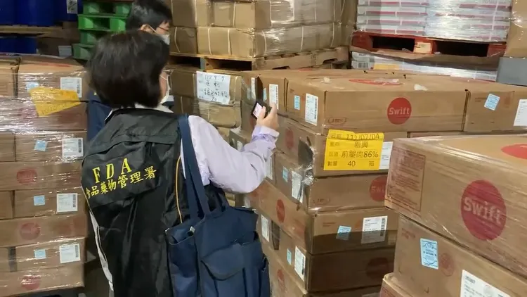 稽查人員至新興冷凍公司查核。衛生局提供