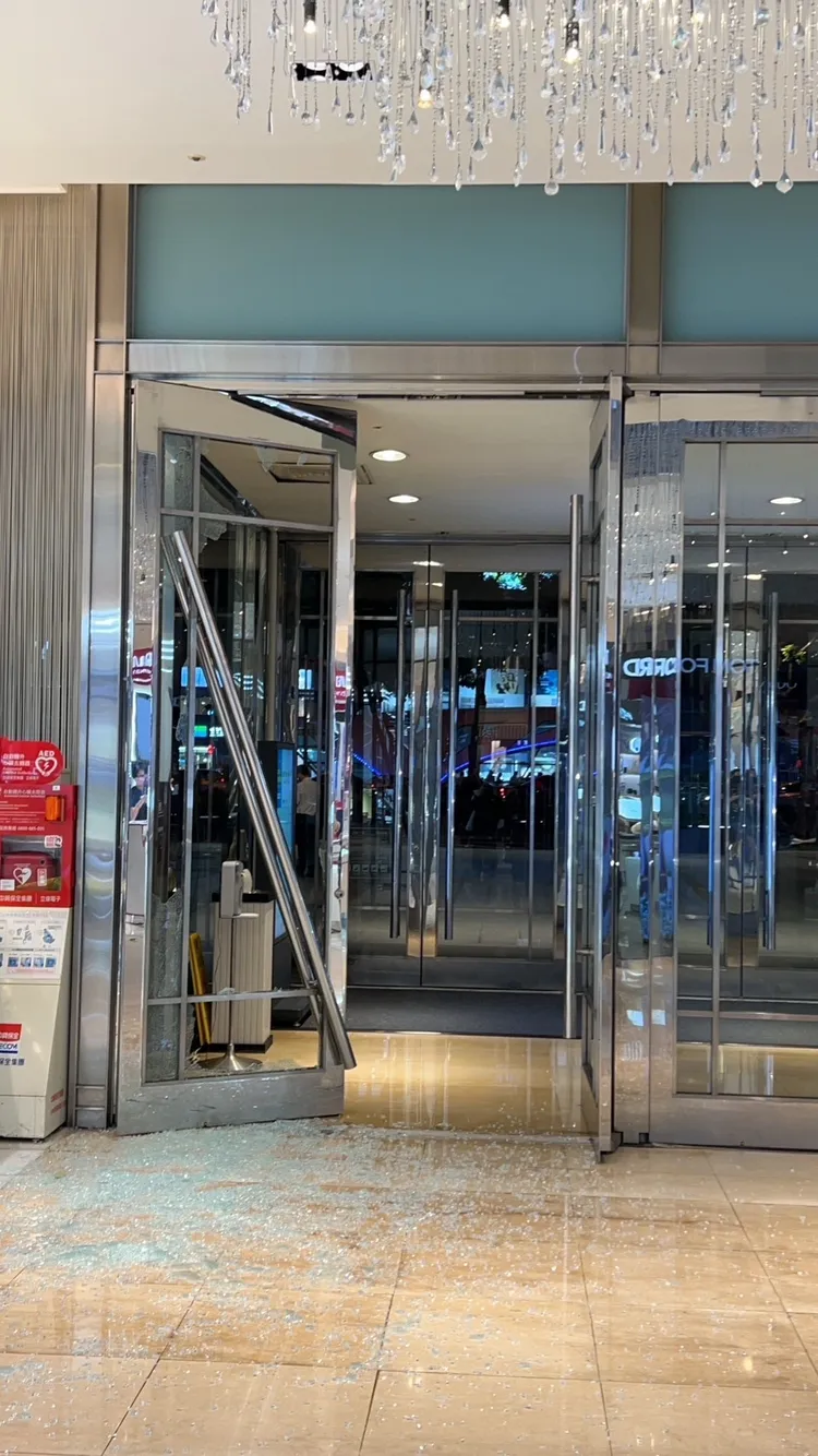 新光三越台中店玻璃門被強風吹破。翻攝記者爆料網