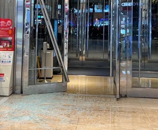 小犬颱風發威 吹破台中新光三越玻璃門!週年慶前1天釀災