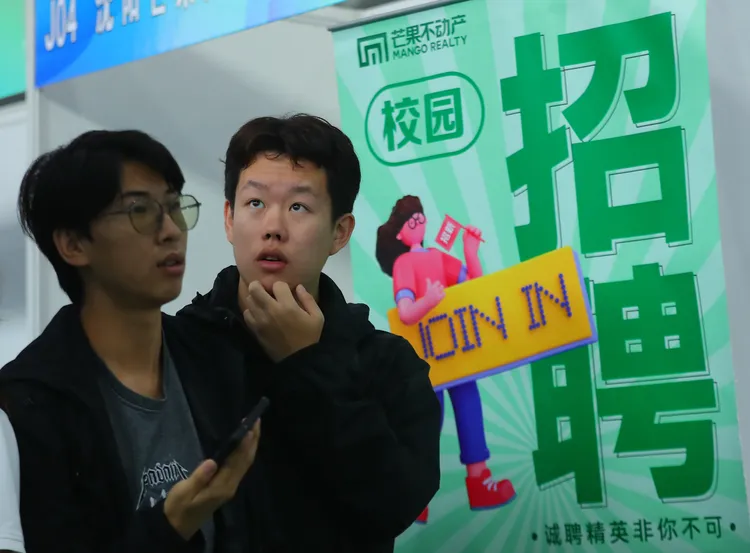 9月底中國瀋陽工學院一場職業招聘會。新華社