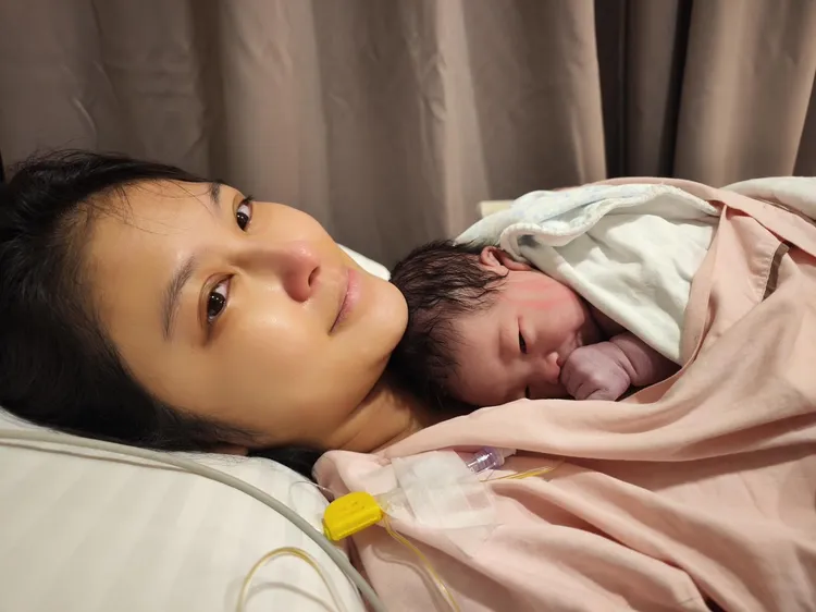 卓君澤抱著兒子，覺得一切辛苦都值得。歡迎光臨公司提供