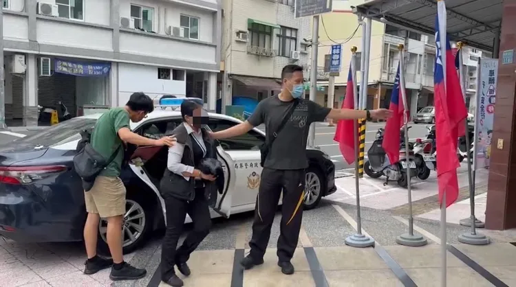 女車手落網，被依詐欺、洗錢防制法案移送高雄地檢署偵辦。警方提供
