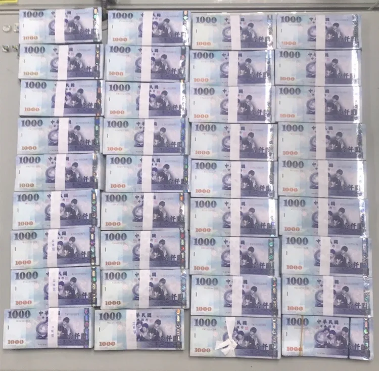 老伯以為抽中未上市股票，捧著350萬現金面交。警方提供