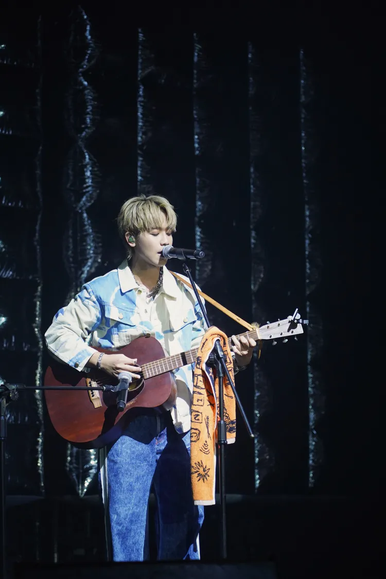 鼓鼓展現自彈自唱才華。相信音樂提供