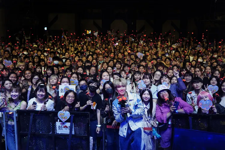 鼓鼓和台下歌迷合照。相信音樂提供