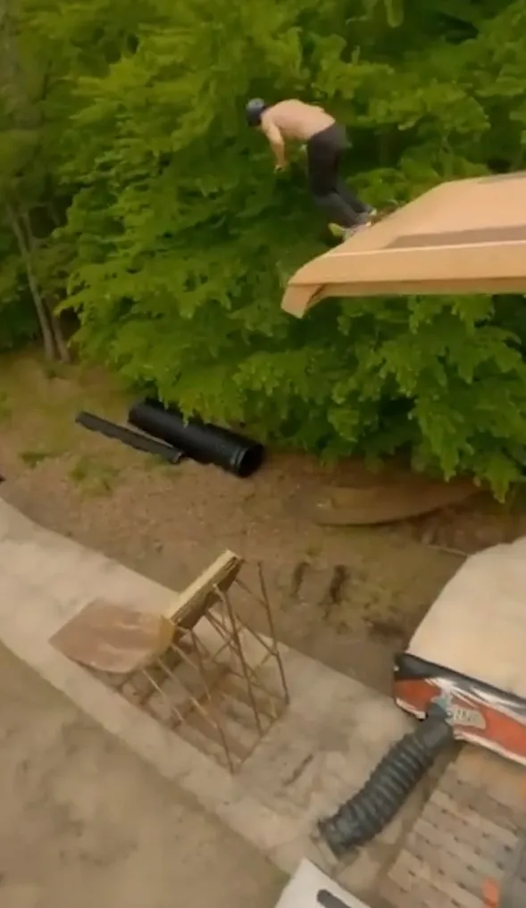 滑板車從高處降落超驚險。YouTube@SportsNation 提供