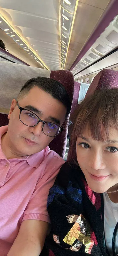 高怡平（右）靠3塊蛋糕，和老公蘇曉萌交往4個月便閃婚。高怡平提供