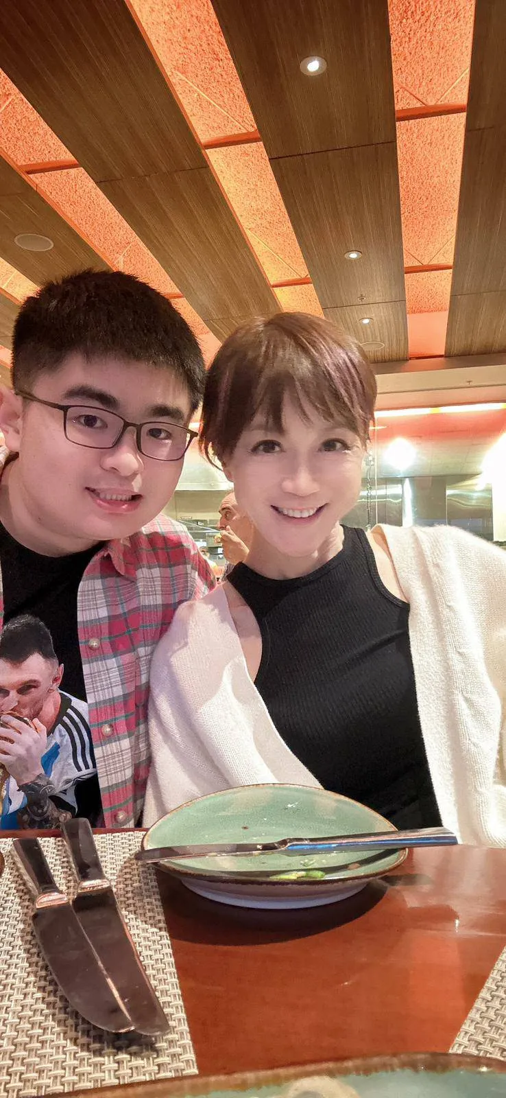 高怡平（右）和現在美國念大二的獨子展展相處得像好朋友。高怡平提供