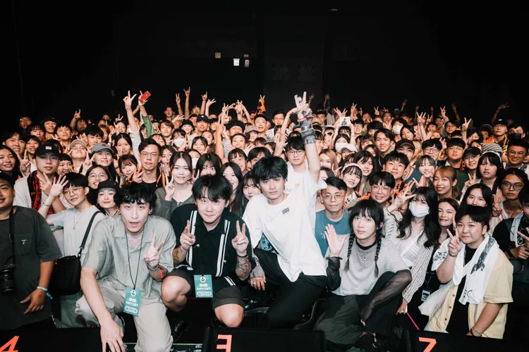 李浩瑋（中）昨現身高雄「打狗祭」演唱。形上娛樂提供