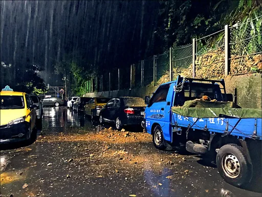連日大雨釀災!暖暖再傳土石崩落 路邊休旅車慘遭砸毀