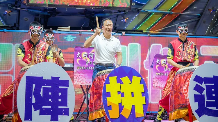 郭台銘參加台南市麻豆太子宮平安宴。