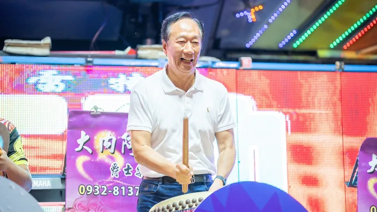 郭台銘參加台南市麻豆太子宮平安宴。