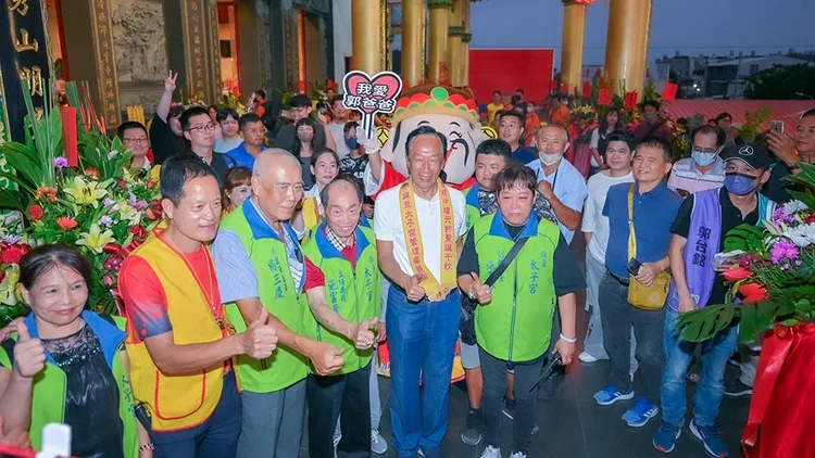 郭台銘參加台南市麻豆太子宮平安宴。