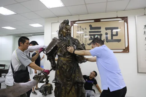 侯友宜關公像「青龍偃月刀」突墜地 命理師:關公也看不下去!小心這件事