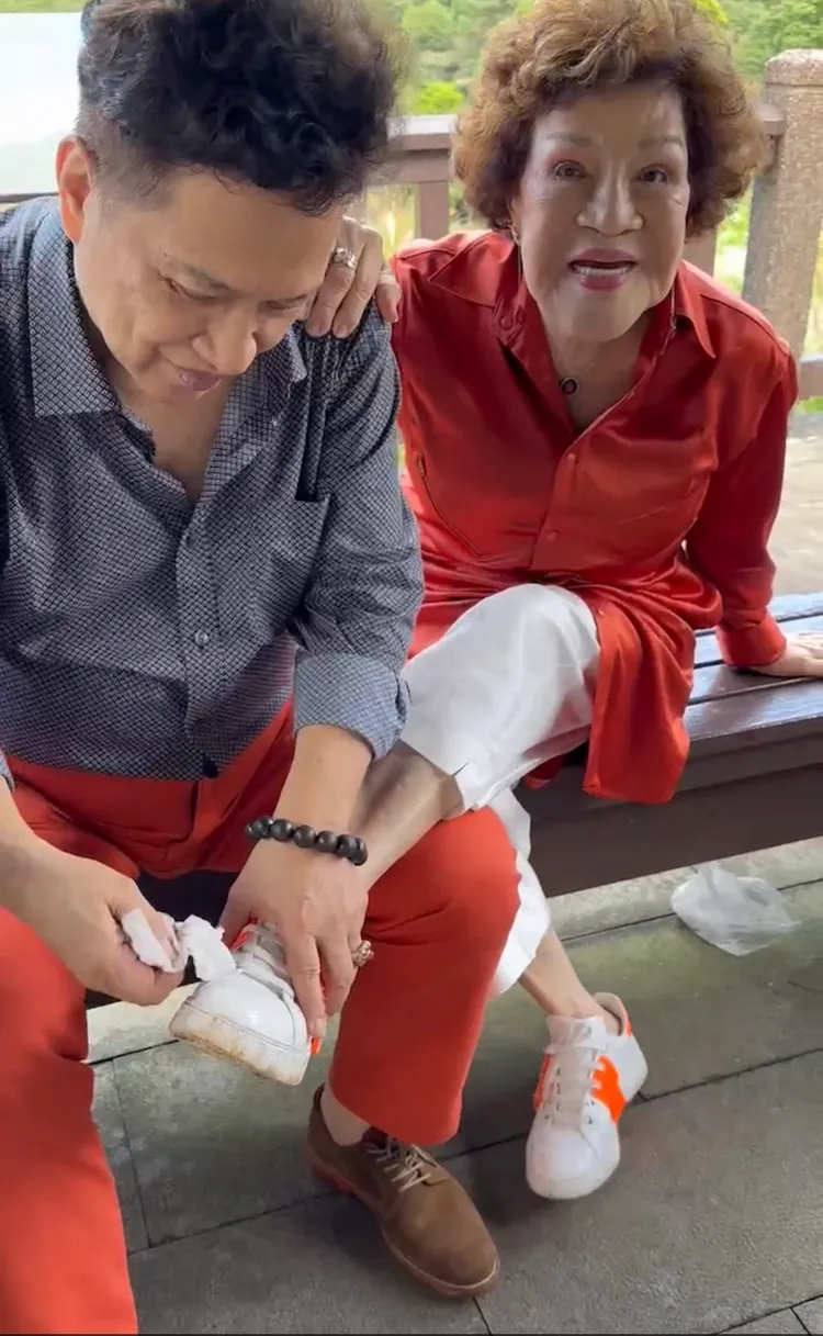 李朝永（左）擦鞋，86歲阿姑露出少女般甜蜜微笑。李朝永提供