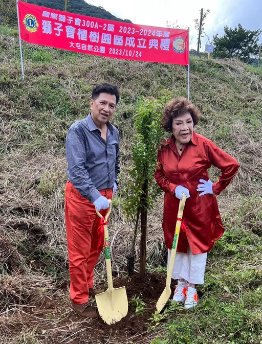甩同歸於盡陰霾 周遊種樹滿腳泥李朝永捧腳交狂擦