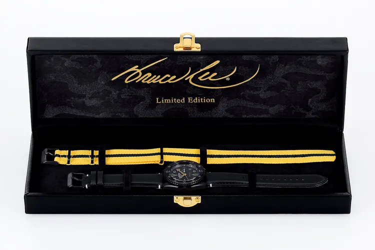 盒蓋內側印有李小龍的簽名圖樣。品牌提供