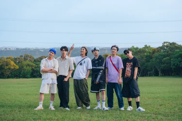 Ozone團員子翔（左起）、文廷、煥鈞、祖安、佳辰、哲言等赴台中享受大自然。寬想國際娛樂提供