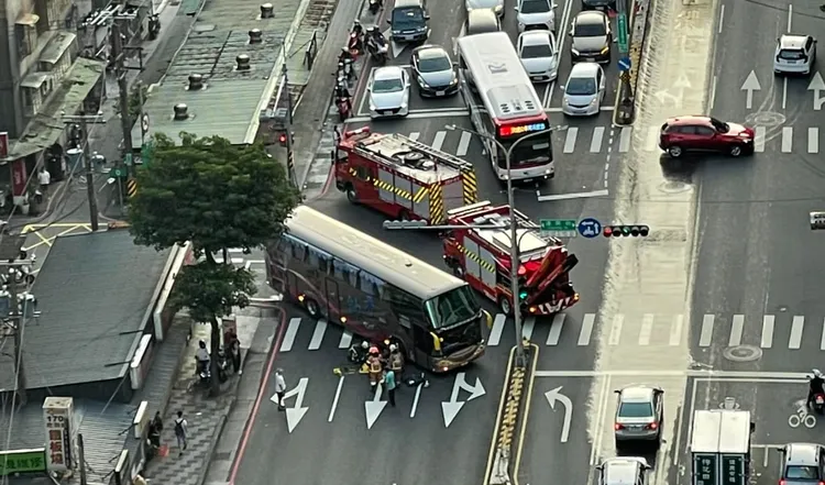 遊覽車撞上老婦人，消防人員到場搶救。翻攝畫面