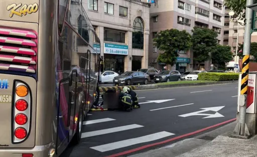遊覽車版「行人地獄」　驚險畫面曝光！汐止婦過馬路險遭捲入車底