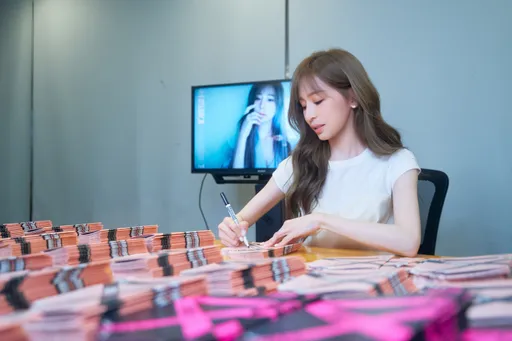 王心凌《愛你》Live版MV明上架　直播上演鹽酥雞+便當吃播秀