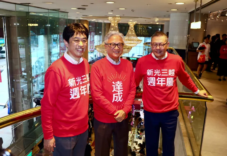 新光三越董事長吳東昇(中)、總經理吳昕陽(右)。彭欣偉攝