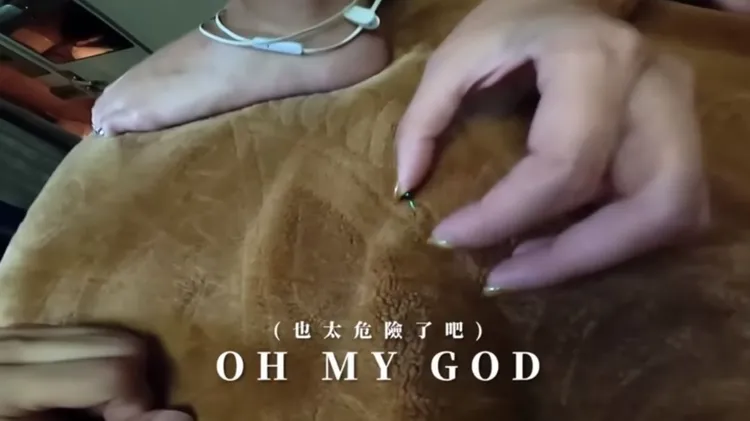 薔薔發現床上竟插著一根針。取自薔薔YT頻道