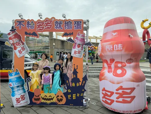 不給多多就搗蛋！萬聖趴「巨無霸多多」驚現　秒成萌娃打卡朝聖地