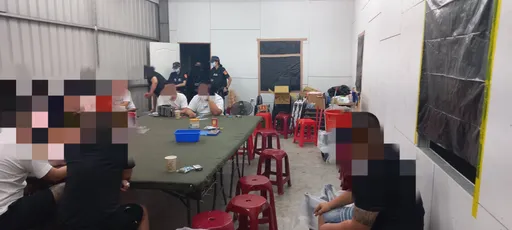 攻堅片|夾娃娃機倉庫暗藏賭場 警方前後包夾一口氣逮20人