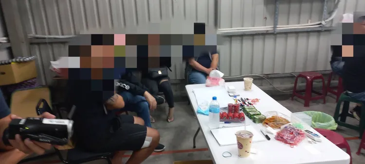 警方查扣骰子、天九牌等證物。讀者提供