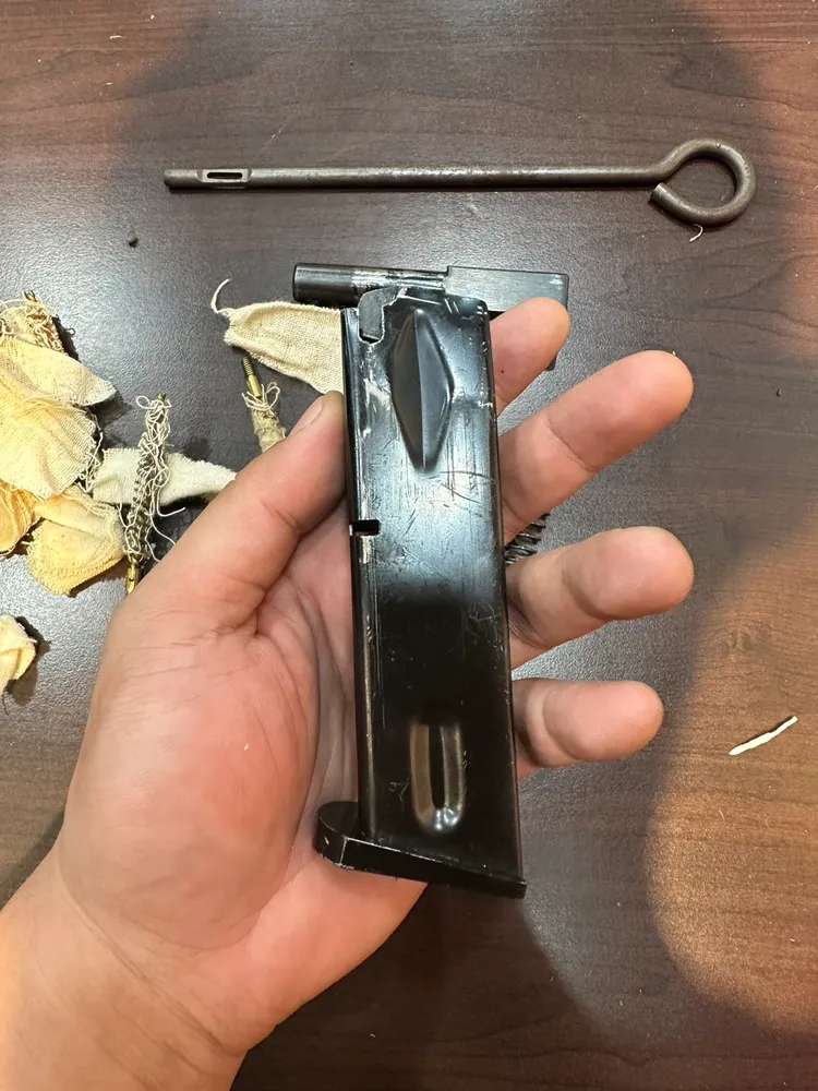 束口袋裡面竟是槍管、彈匣、彈簧等手槍零組件。周訓宇提供