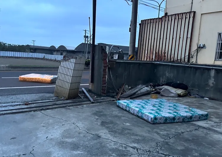 騎士撞上廢床墊，造成1死1傷。翻攝畫面