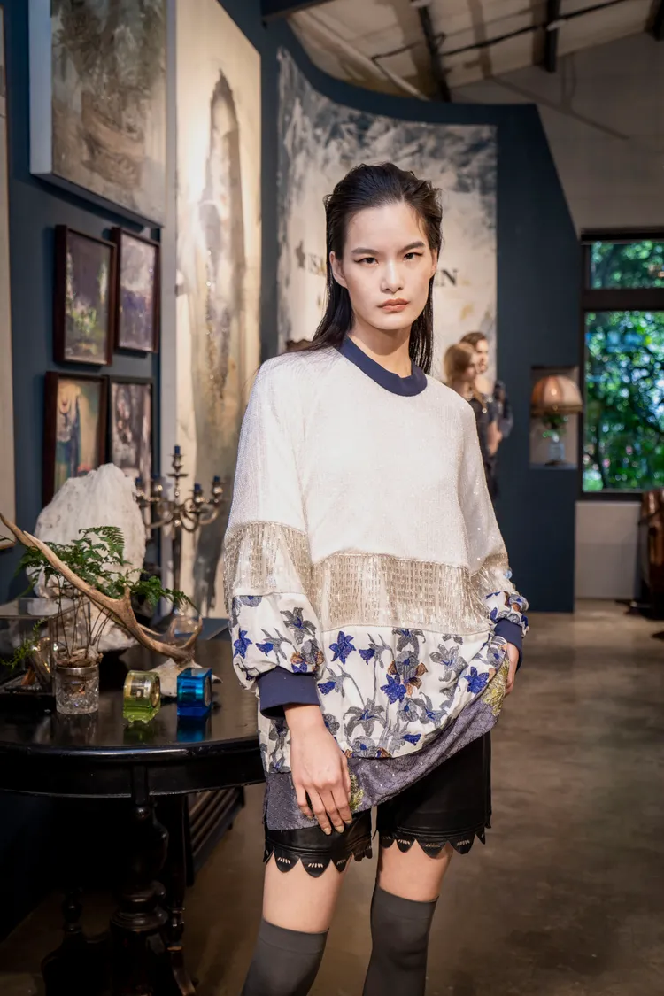 刺繡雪紡與精緻細膩的珠飾網紗注入服裝之中。品牌提供