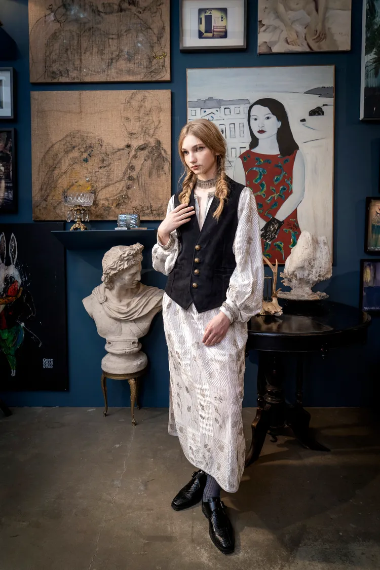 在修長線條中完美融合大膽輪廓。品牌提供