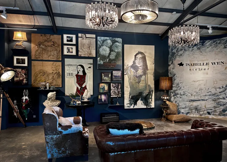 展間以溫慶珠個人畫作、攝影、歷年收藏點綴。品牌提供