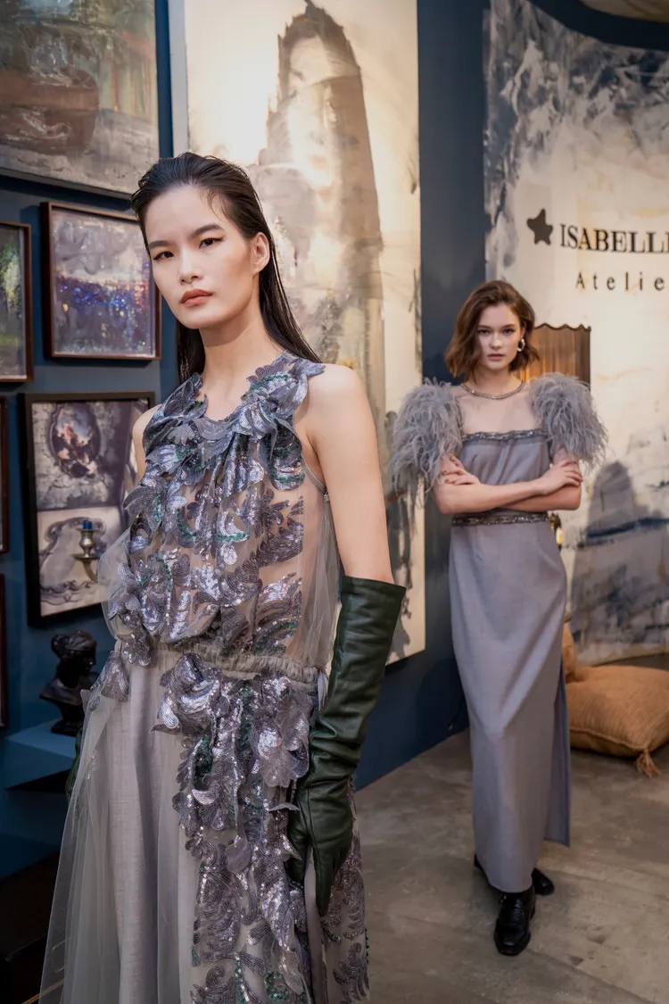 利用柔軟材質打造出自然垂墜的洋裝款式。品牌提供