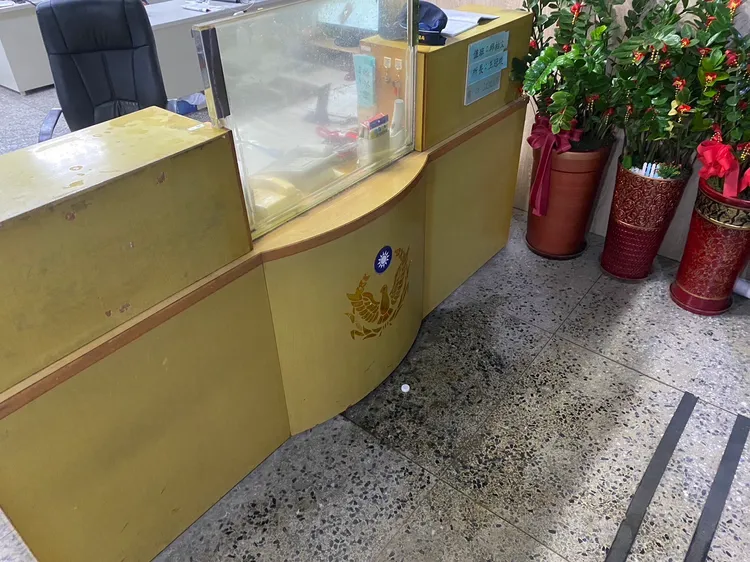 值班台遭汽油潑灑。翻攝照片